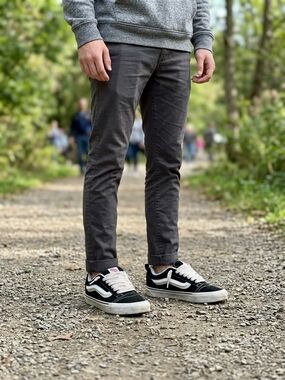 Vans Knu Skool Sneakers in the classic Black / True White colorway Sz 9 Men
